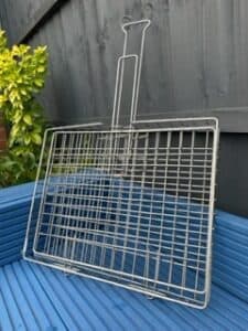 Closed and hinged braai grid/basket (rooster)